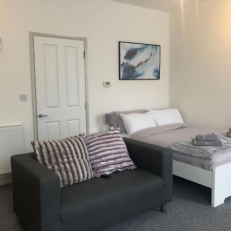 Newly Renovated Modern Studio Apartment 펜젠스 외부 사진