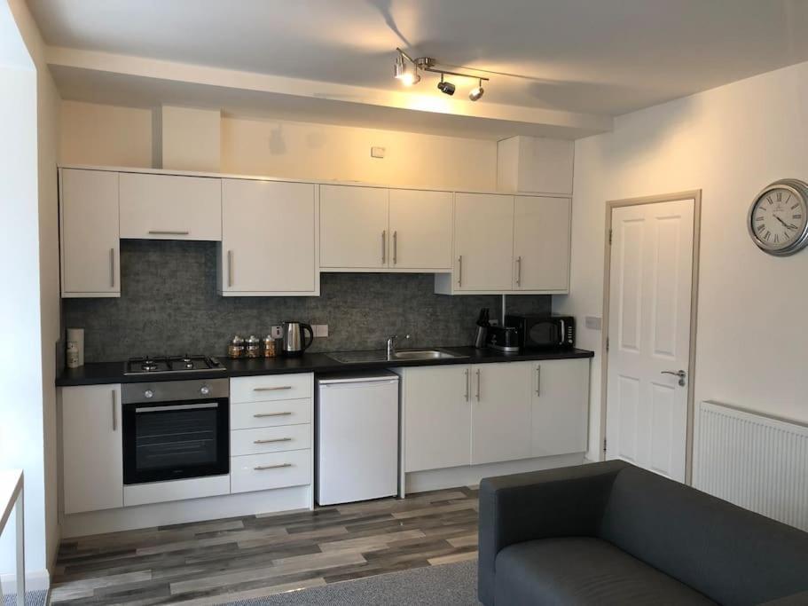 Newly Renovated Modern Studio Apartment 펜젠스 외부 사진