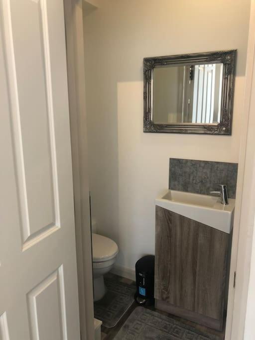 Newly Renovated Modern Studio Apartment 펜젠스 외부 사진